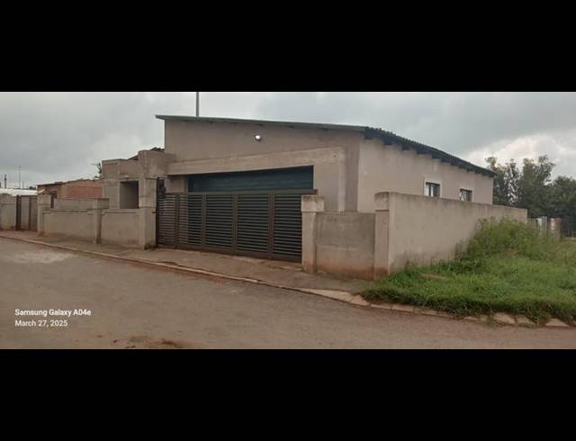 3 BEDROOM TOWNHOUSE FOR SALE IN BOTLENG EXT 4